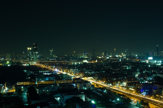 Perspectief van Jaopraya riverfront nacht in Bangkok, Thailand.