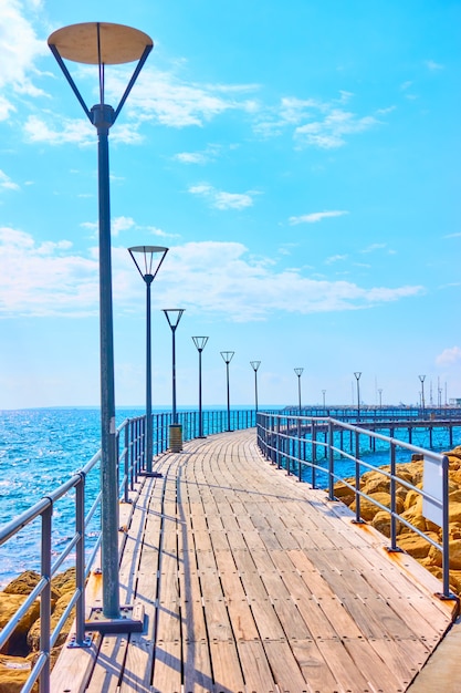 Perspectief van promenade over de zee in Limassol, Cyprus