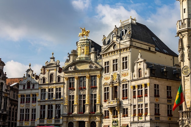 Perspectieffoto van de gevel van een historisch gebouw op de Grand Place in Brussel, België