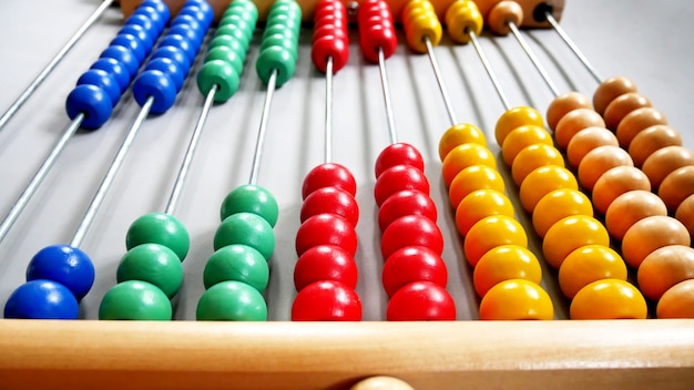 Perspective abacus per la pratica di conteggio su sfondo grigio visto dal davanti