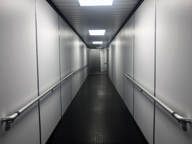 Photo perspective aerobridge corridor to aircraft