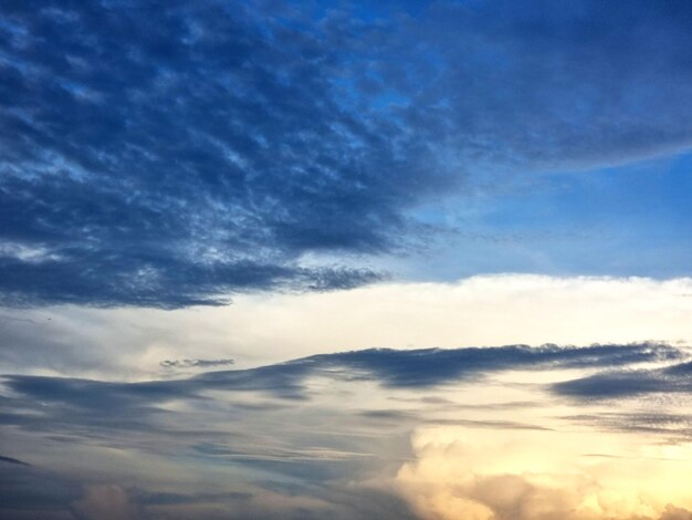 Foto la prospettiva delle nuvole sullo sfondo del cielo blu