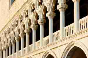Photo perspective of columns of the doges palace in venice, italy.
