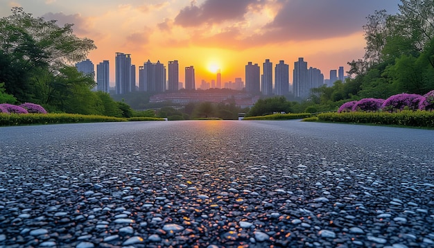 Photo the perspective of the road against the background of sunset and the cityscape