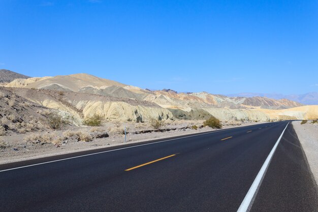 米国カリフォルニア州デスバレー国立公園からの遠近法道路