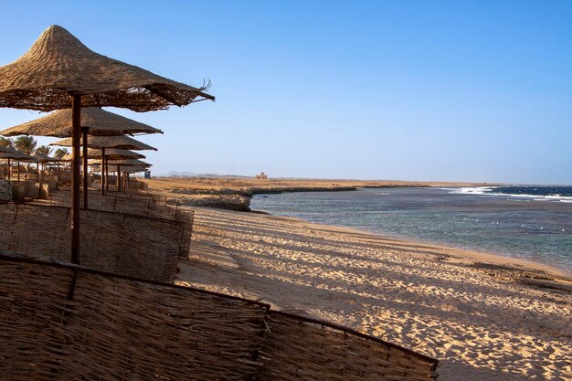 Foto prospettiva della spiaggia di sabbia e degli ombrelloni