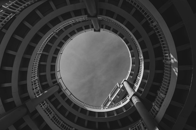 Photo perspective of a spiral staircase from bottom