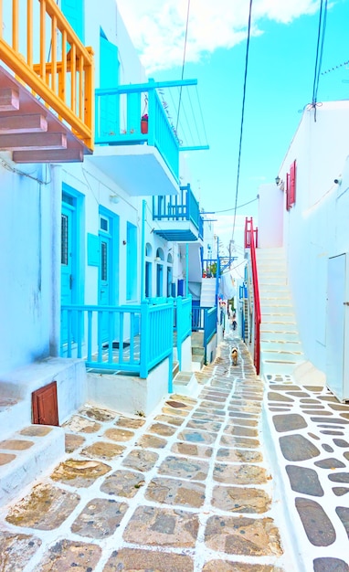 그리스 미코노스(Mykonos) 마을에 있는 작은 흰색 집들이 있는 거리의 전망