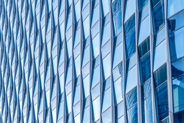 現代ガラス建物の超高層ビルのテクスチャの背景への視野と下面の角度のビュー