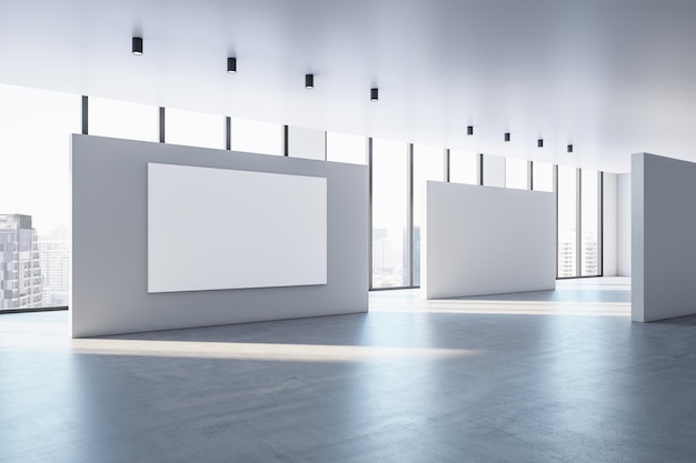 Перспективный вид на пустые белые плакаты с местом для вашего текста или логотипа на светлых перегородках в освещенном солнцем пустом зале галереи с бетонным полом и видом на город из панорамных окон 3D-рендеринг макета
