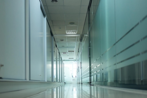 Vista prospettica dell'interno moderno del corridoio dell'ospedale o della clinica