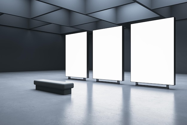 사진 갤러리 홀 3d 렌더링에서 어두운 벽 배경에 광고 텍스트를 넣을 수 있는 3개의 빈 흰색 조명 스크린 앞에 있는 콘크리트 바닥에 있는 벤치의 원근 보기
