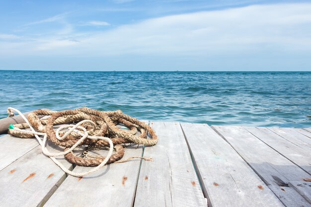 Foto prospettiva di terrazza in legno contro il bel paesaggio marino