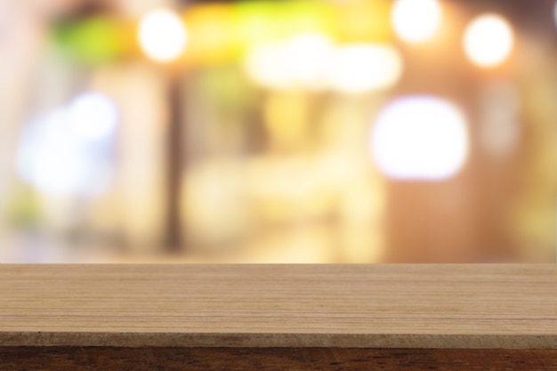 Перспектива деревянный стол на верхней части размытия фон кофе