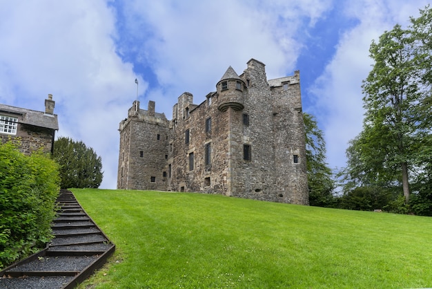 Foto perth, scozia - 25 maggio 2019: il castello di elcho si trova a breve distanza dalla riva sud del fiume tay