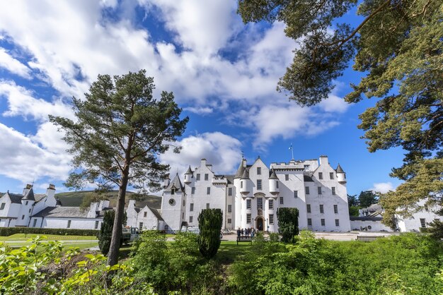 Perthshire, Schotland - 24 mei 2019: Wit, elegant Blair Castle bevindt zich in de buurt van het dorp Blair Atholl, een van de meest toeristische attracties in de Schotse Hooglanden
