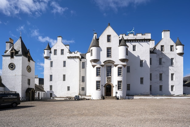 Perthshire, scozia - 24 maggio 2019: l'elegante blair castle bianco si trova vicino al villaggio di blair atholl, una delle attrazioni più turistiche delle highlands scozzesi