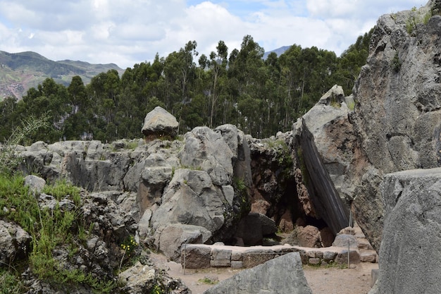 Peru Qenko gelegen in het archeologische park van Saqsaywaman Deze archeologische vindplaats Inca-ruïnes bestaat uit kalksteen