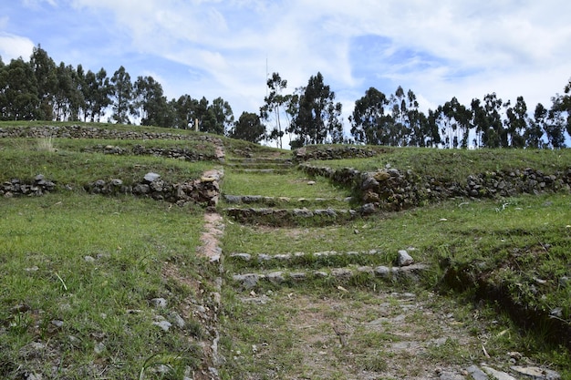 Saqsaywaman 고고학 공원에 위치한 페루 Qenko 이 고고학 유적지 잉카 유적은 석회암으로 이루어져 있습니다.