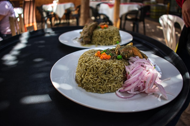 Peruaans eten ARROZ CON POLLO, het meest populaire en representatieve gastronomische product van Peru