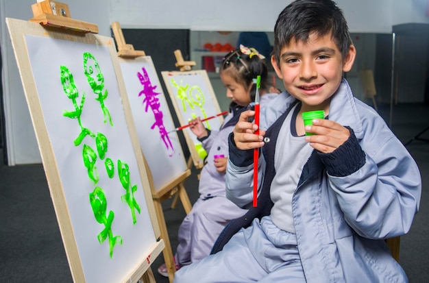 Foto peruaanse kinderen en jongeren in verschillende schoolacties