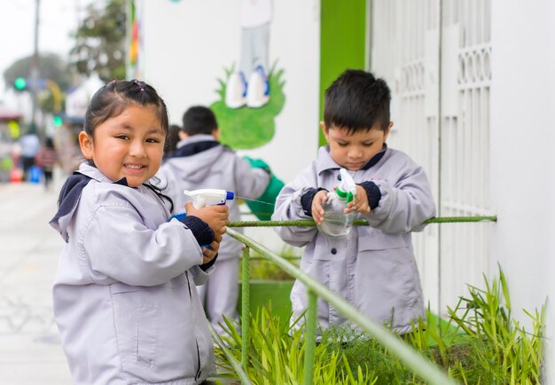 Foto peruaanse kinderen en jongeren in verschillende schoolacties