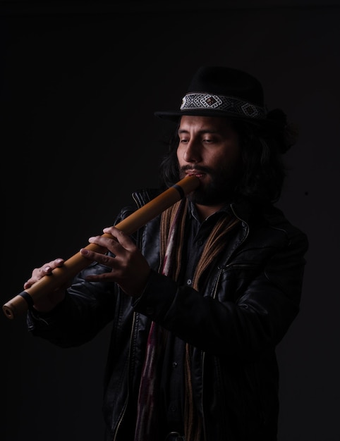 Peruaanse muzikant met Andes-instrument