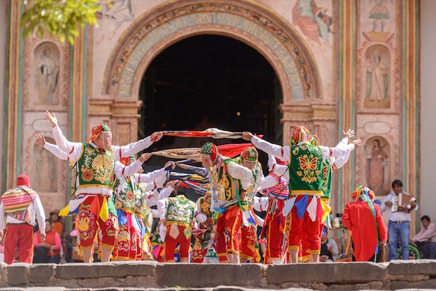 クスコペルー近くのアンダウアイリリャのサンペドロ使徒のペルー民俗舞踊教会