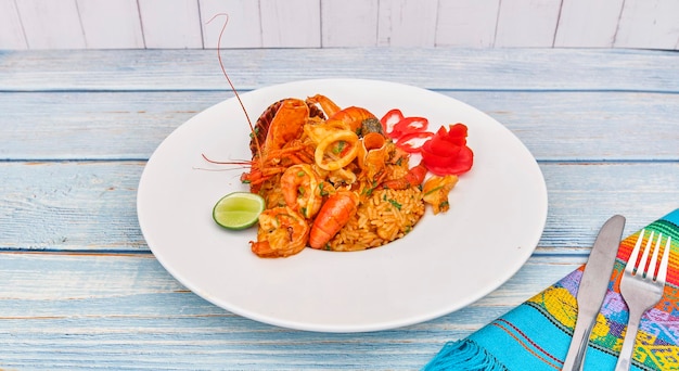 Перуанская еда arroz con mariscos Выбор морепродуктов, подаваемых с рисом