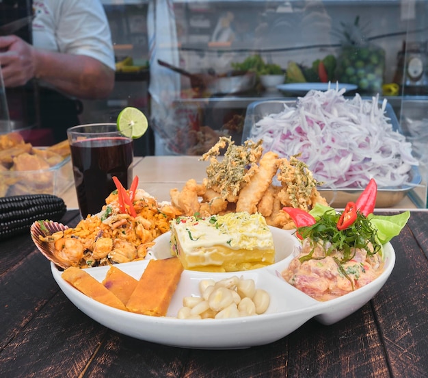 론다 마리나(Ronda Marina)라는 페루 음식 다양한 해산물 선택적 집중