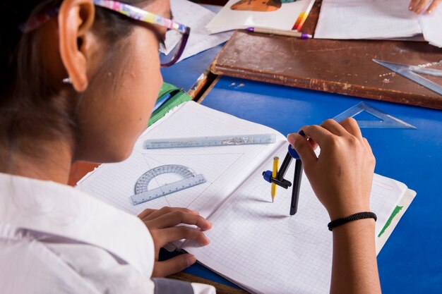 Photo peruvian south american schoolchildren posing alone and with their teachers performing tasks