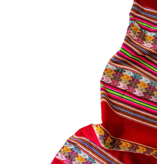 白い背景の上のペルーの伝統的な毛布Lliclla