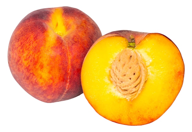 Perzik. Fruit met plak geïsoleerd op een witte achtergrond.