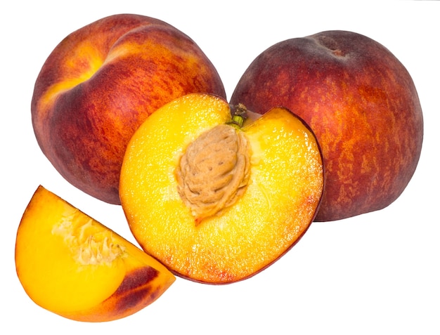 Perzik. Fruit met plak geïsoleerd op een witte achtergrond.