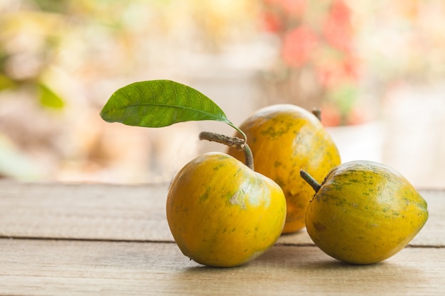 perzik het tropisch bosfruit op hout