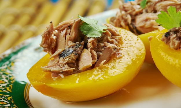 Perziken met tonijn, Peaches stuffed with tuna