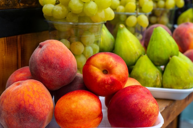 Perziken vijgen en ander fruit op een straatmarkt