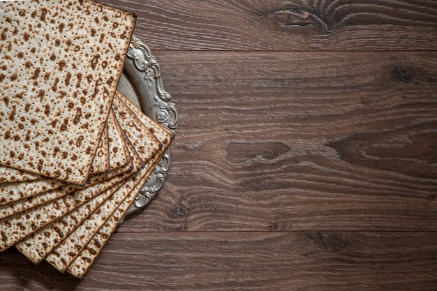 유월 배경. 유월절 유대인. 나무 테이블 상단보기에 Matzah