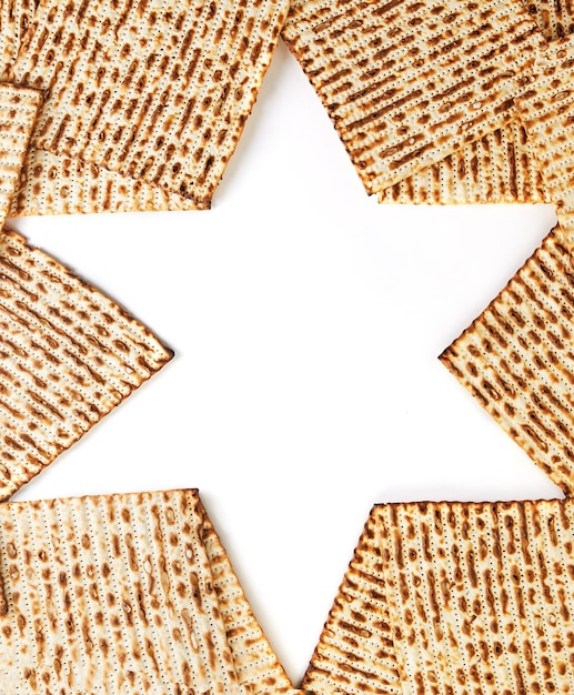 Foto concetto di celebrazione di pesach festa ebraica pesach matzah piegato a forma di stella di david isolato su sfondo bianco copia spazio per il testo