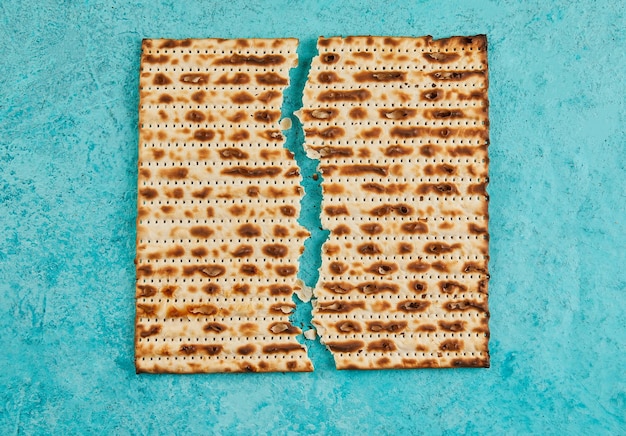 Foto concetto di celebrazione di pesach festa ebraica piazza pesach matzah spezzata a metà vista dall'alto disposizione piatta