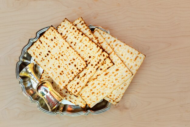 Pesach matzo met wijn en matzoh joods paasbrood