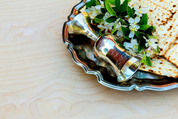 Foto pesach-matzo-paasmaal met wijn en matzoh-joods paasbrood