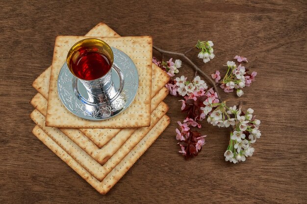 Pesach-matzo-paasmaal met wijn en matzoh-joods paasbrood