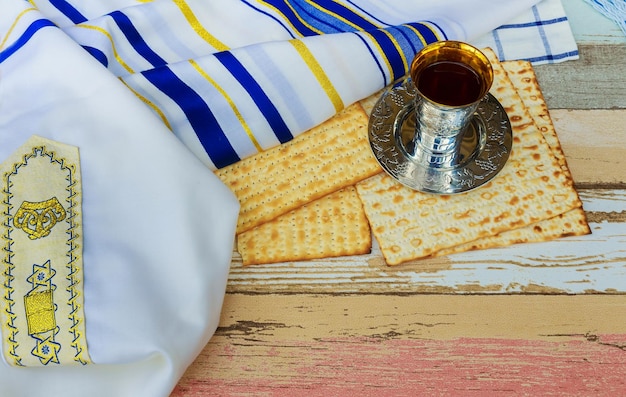 Pesach-matzo-paasmaal met wijn en matzoh-joods paasbrood