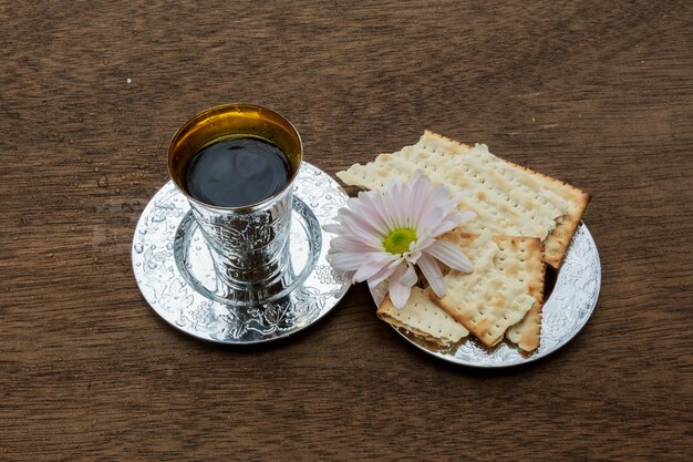 Pesach-matzo-paasmaal met wijn en matzoh-joods paasbrood