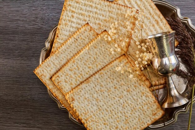 Foto pesach matzo pasquale con vino e pane pasquale ebraico matzo