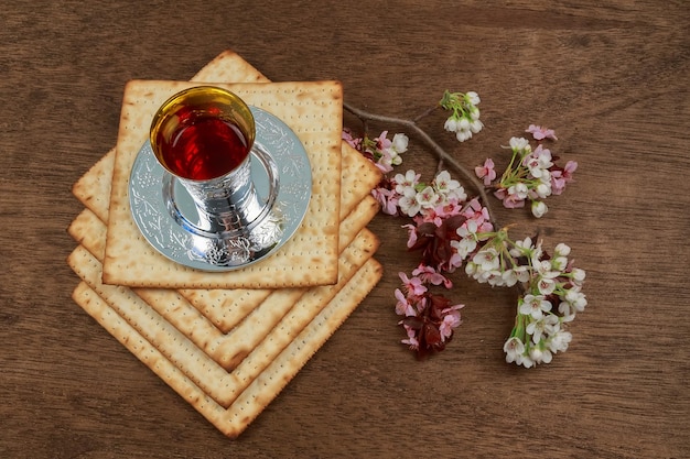 와인과 matzoh 유태인 유월 절 빵과 페 사치 matzo 유월 절