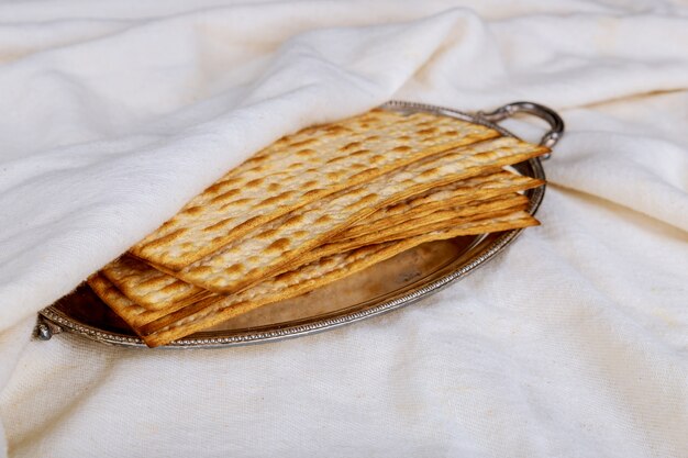 Pesach Pascha symbolen van grote Joodse feestdag. Traditionele matzoh, matzah of matze