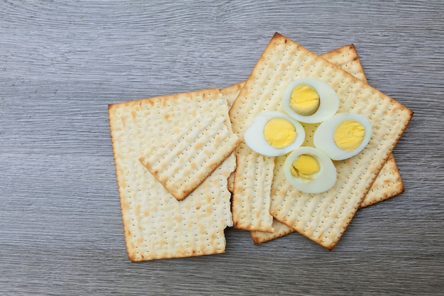 Pesach stilleven met en matzoh joods paasbrood