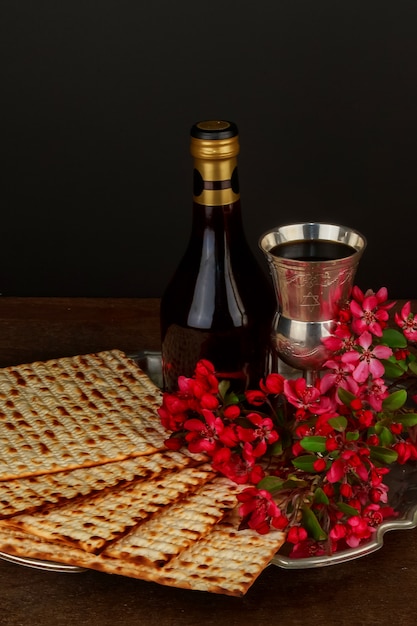 Pesach Stilleven met wijn en matzoh joods paasbrood